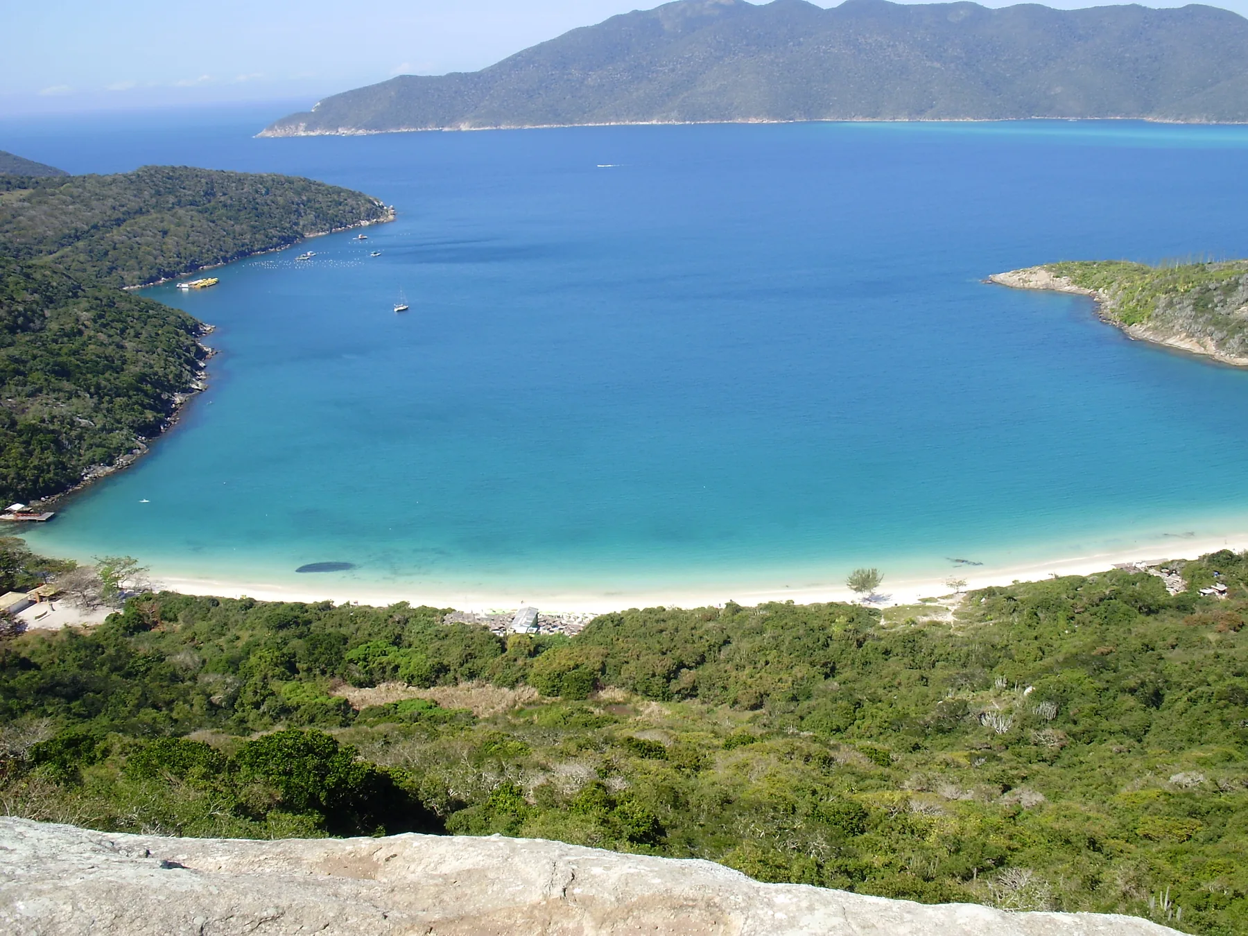 Vista do alto da Praia do Forno, em Arraial do Cabo, com mar azul-turquesa