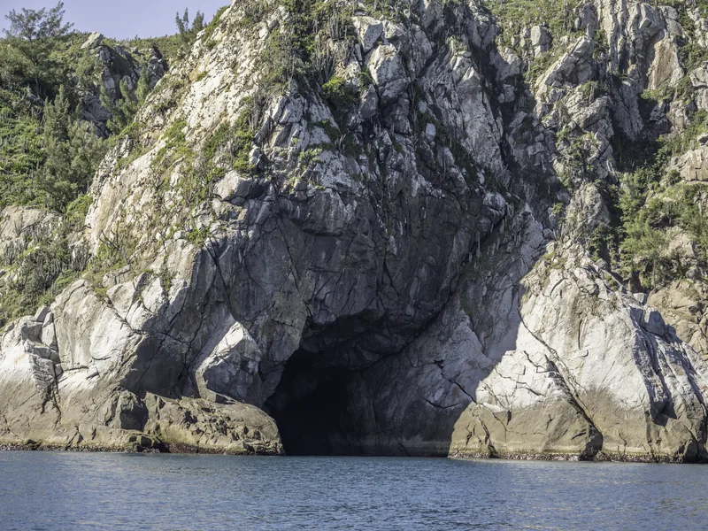Entrada da Gruta Azul, na Ilha do Cabo Frio, em Arraial do Cabo