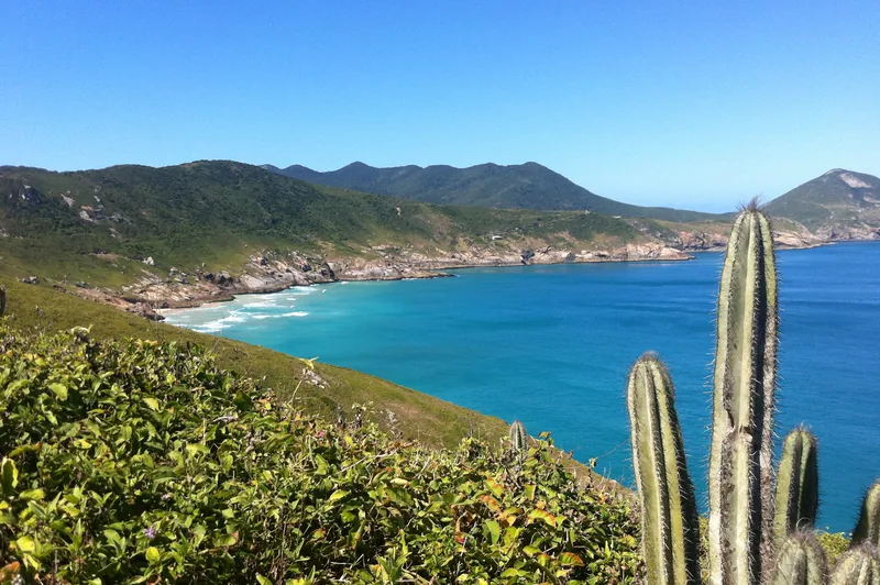 Mirante do Pontal do Atalaia com cactos e o mar de Arraial do Cabo