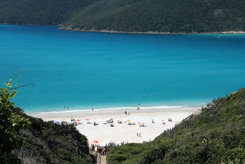 Mar azul-turquesa e areia branca nas Prainhas do Pontal do Atalaia