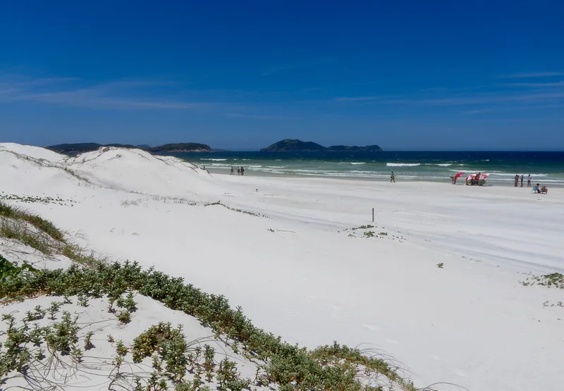 Dunas de areia branca na Praia das Dunas, em Cabo Frio
