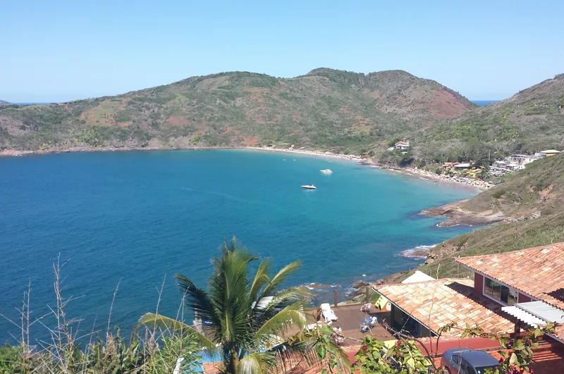 Praia de Búzios com barcos
