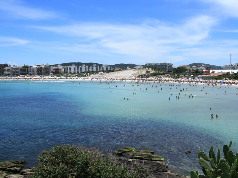 Água cristalina na Praia do Forte, em Cabo Frio
