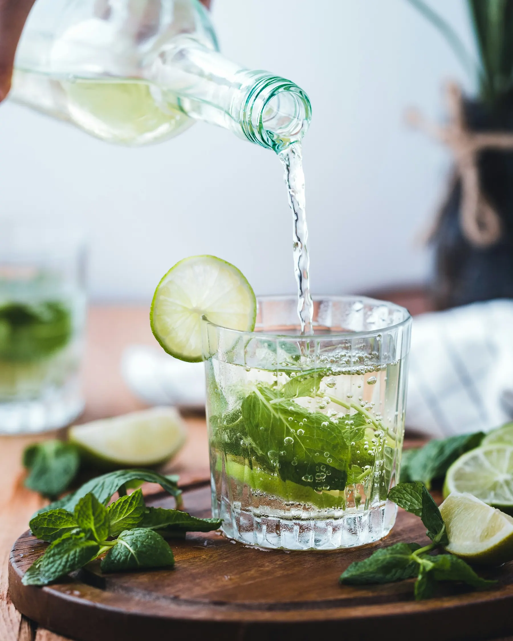 Caipirinha com limão servida no copo