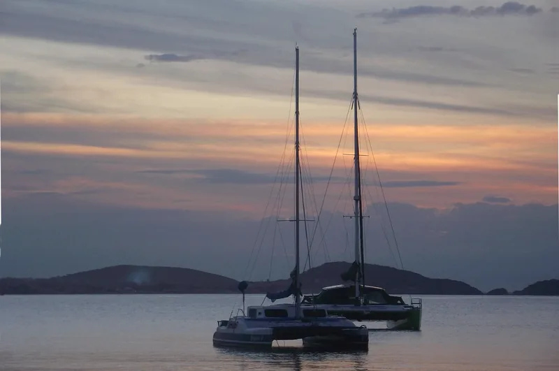 Catamarãs ancorados ao entardecer na Praia de Manguinhos, em Búzios