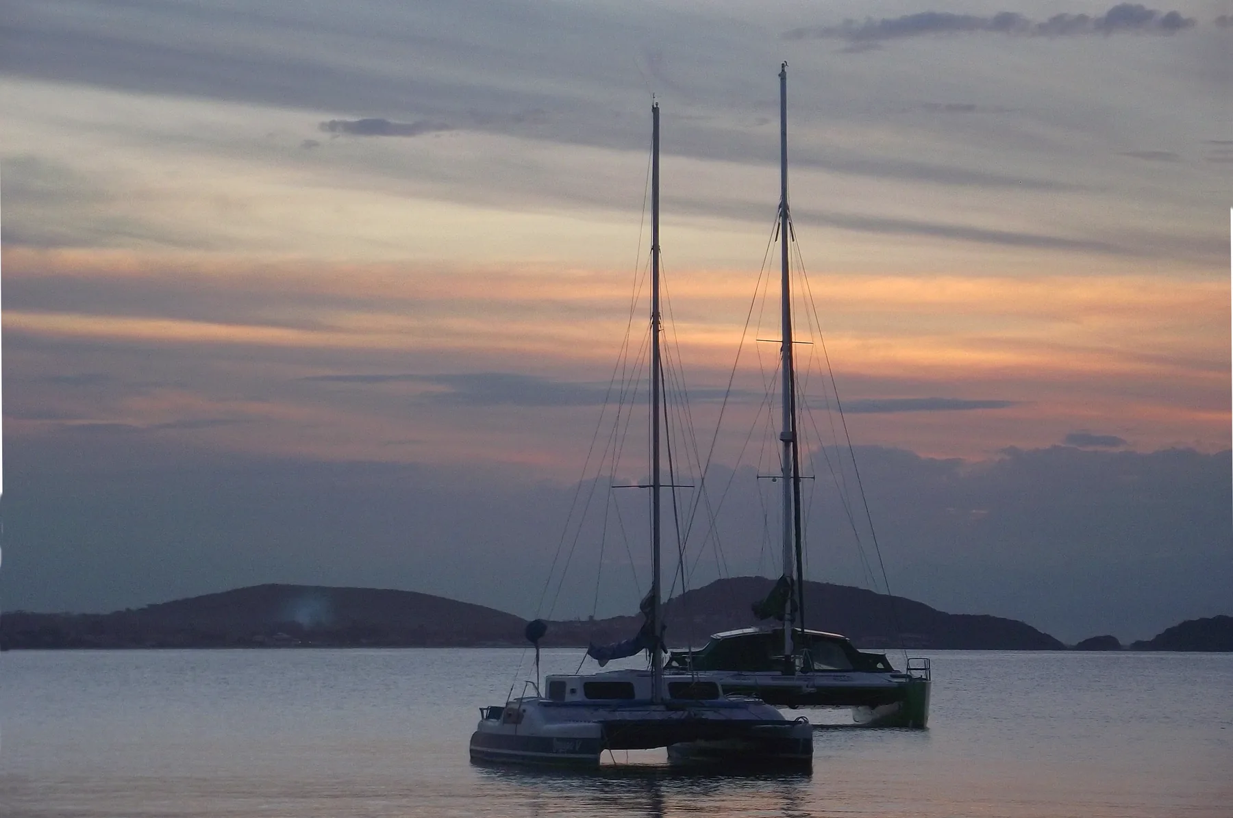 Catamarãs ancorados ao entardecer na Praia de Manguinhos, em Búzios