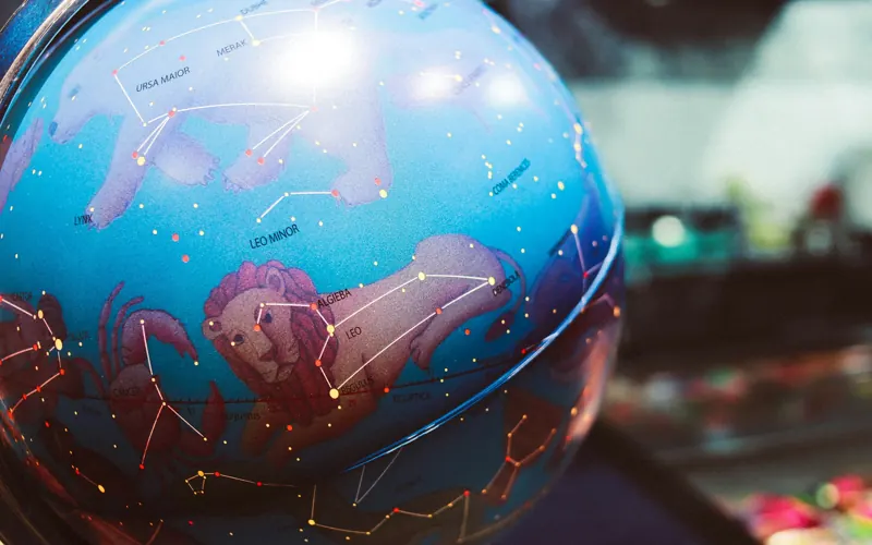 Globo celeste com constelações desenhadas
