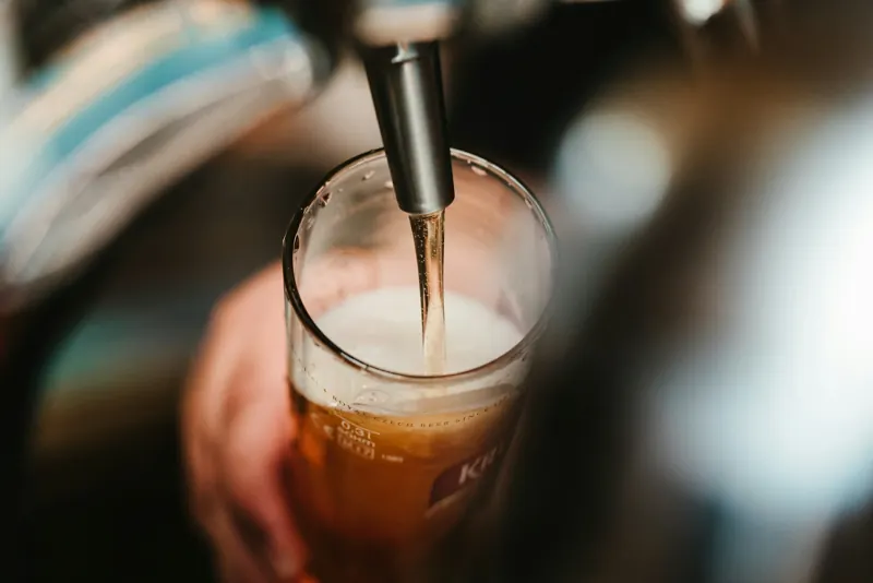 Chopp sendo servido na chopeira