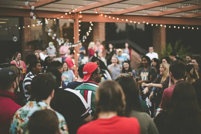 Pessoas dançando em festa