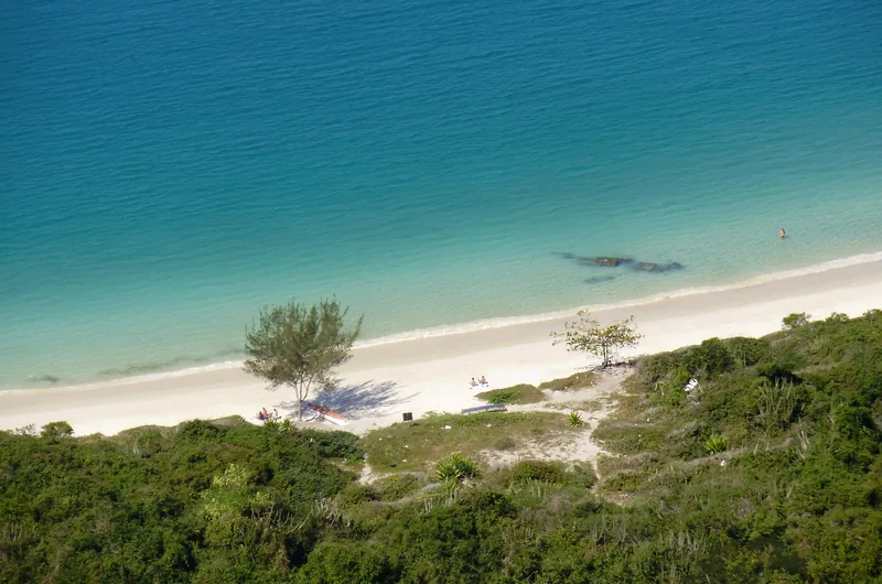 Areia branca e água verde-esmeralda na Praia do Forno