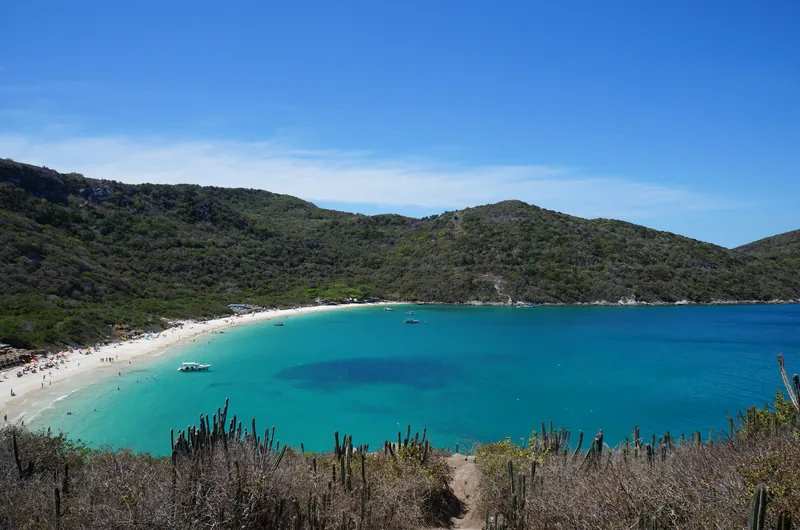 Enseada da Praia do Forno, em Arraial do Cabo