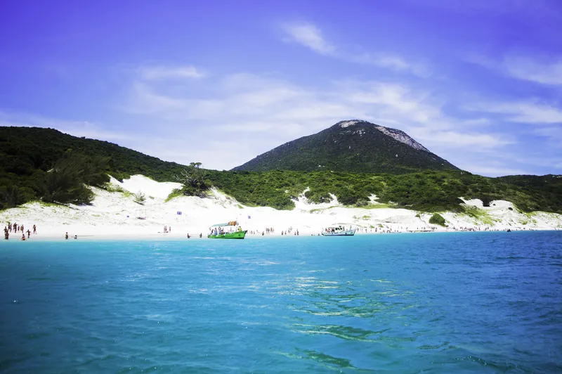 Praia da Ilha do Farol, em Arraial do Cabo, vista do mar