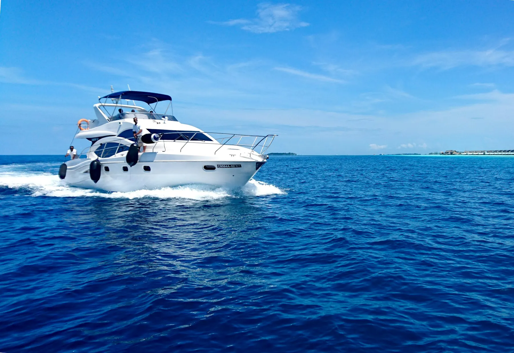 Lancha navegando em mar azul