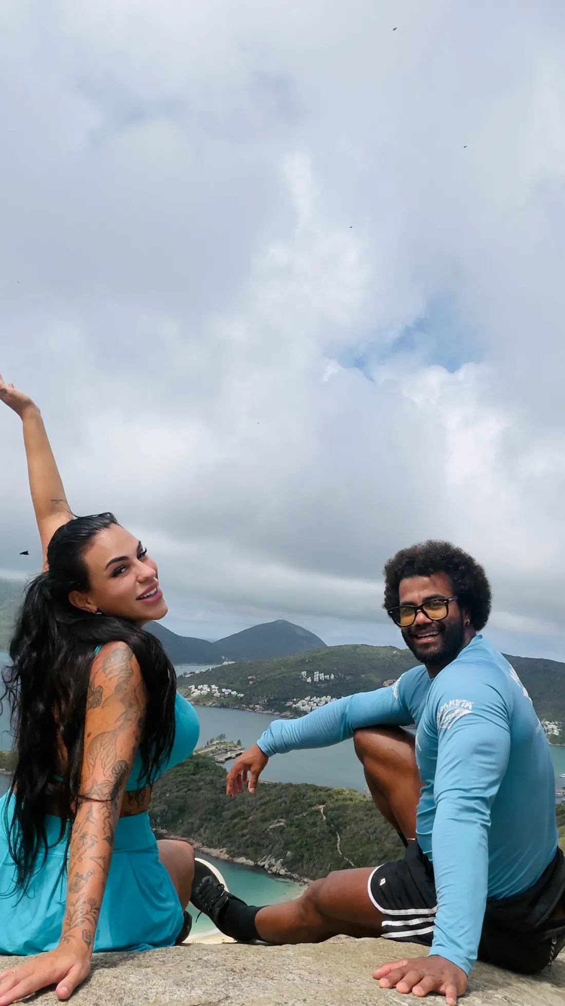 Marcelle e Renan no alto de um mirante em Arraial do Cabo