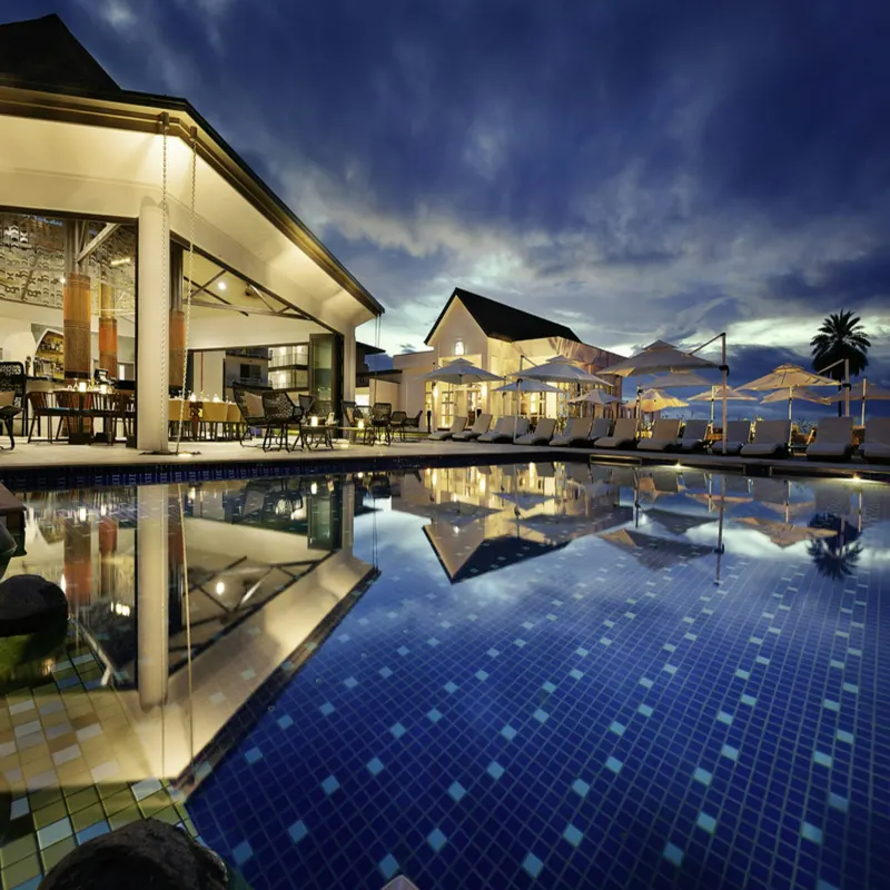 Piscina de hotel iluminada ao entardecer