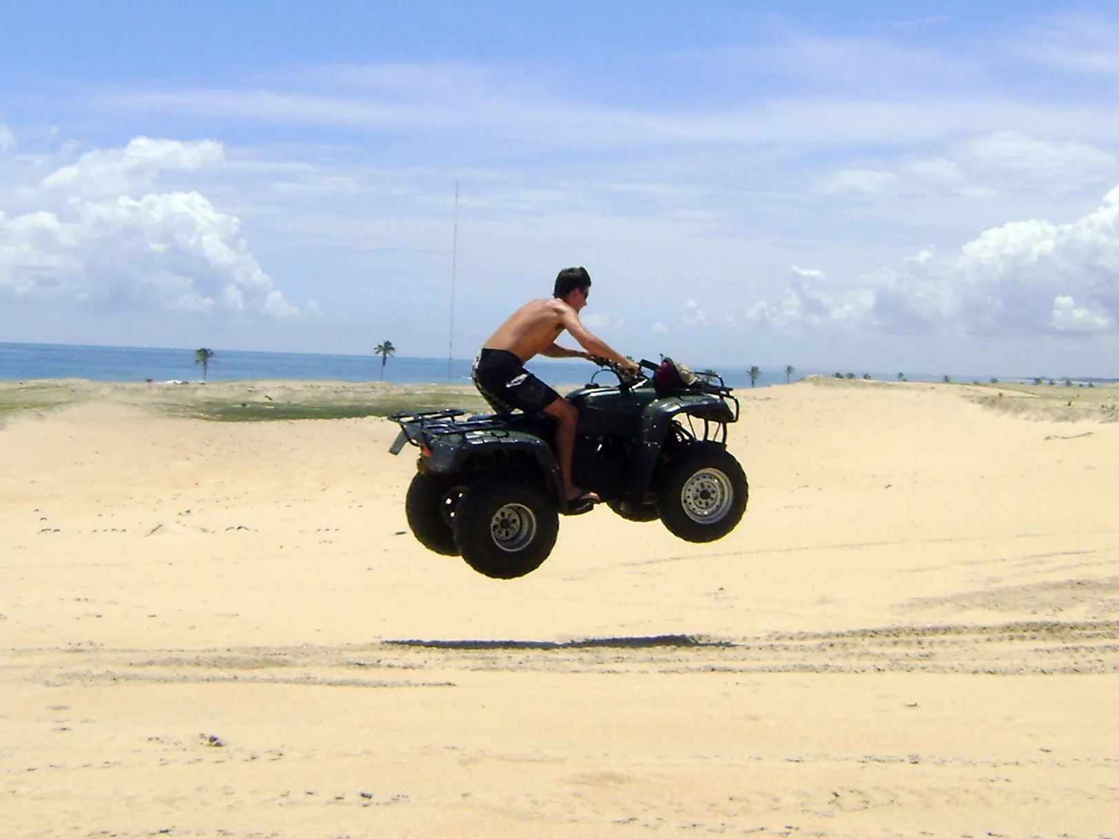Quadriciclo saltando nas dunas de areia